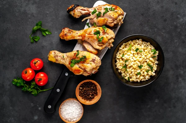 Gebratene Hühnerkeulen Und Chinesisches Spaltmesser Auf Dunkler Tischfläche — Stockfoto