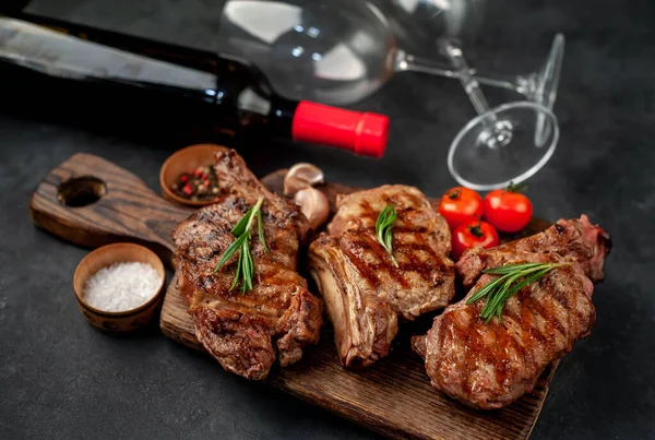 Grillezett Borda Hús Vörösbor Üvegben Élelmiszerben Italban — Stock Fotó
