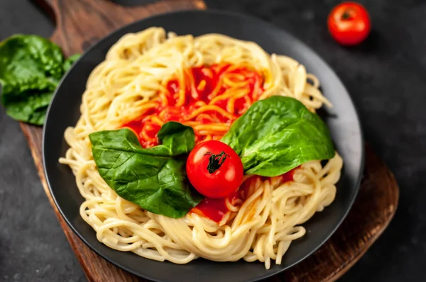 Served Pasta Tomatoes Basil Leaves — Stock Photo, Image