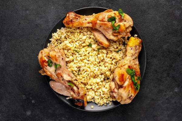 Gebratener Reis Mit Hühnerfleisch Gebratene Hühnerkeulen — Stockfoto