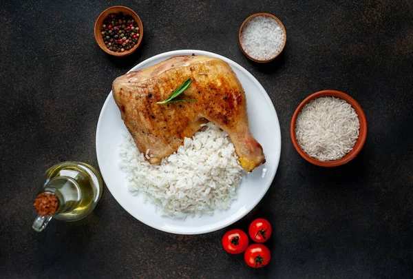 Teller Mit Weißem Reis Und Gebratener Hähnchenkeule — Stockfoto