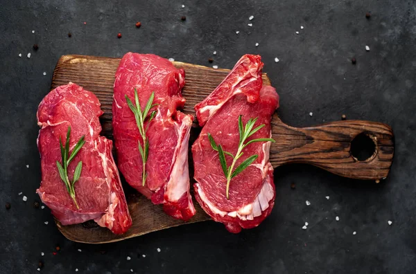 Carne Crua Não Cozida Bifes Cozinhados Com Ingredientes — Fotografia de Stock