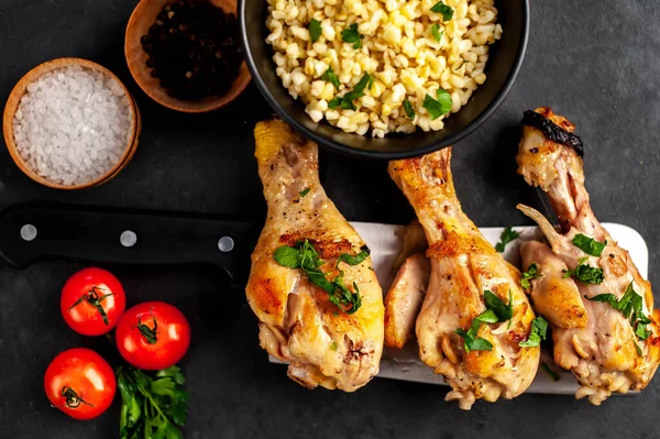 Gebratene Hühnerkeulen Und Chinesisches Spaltmesser Auf Dunkler Tischfläche — Stockfoto