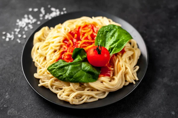 Served Pasta Tomato Basil Leaves — Stock Photo, Image