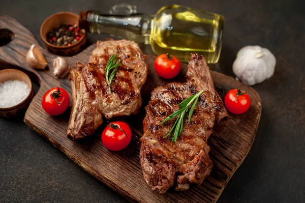 Côtes Grillées Viande Sur Planche Découper Bois — Photo