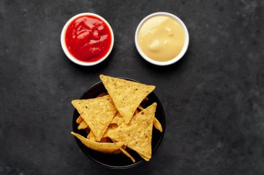 Atıştırmalık mezeler, ketçaplı kaseler ve mayonez.