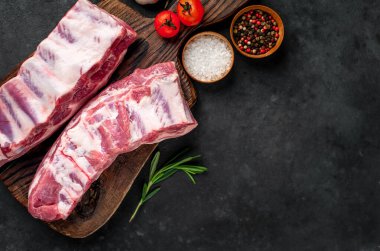 Baharatlı çiğ domuz pirzolası, yakın görüş, yemek hazırlama konsepti. 