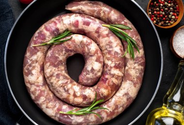 Kızartma tavasında çiğ sosis pişirmek