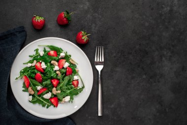 Taze yaz salatası, çilek ve roka yapraklı fındık ve peynir.