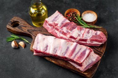 Baharatlı çiğ domuz pirzolası, yakın görüş, yemek hazırlama konsepti. 