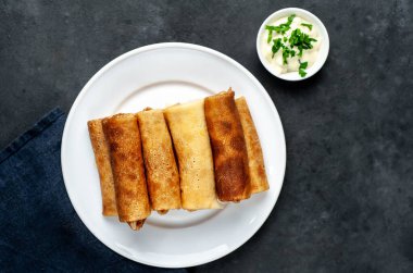 Masanın üstünde ev yapımı krep, üst manzara.