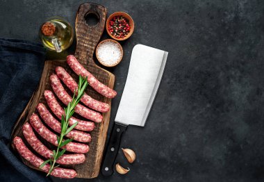 Tahtada geleneksel çiğ sosisler, 