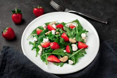 Taze yaz salatası, çilek ve roka yapraklı fındık ve peynir.