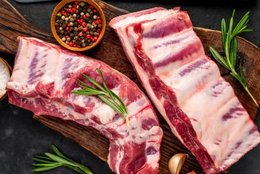 Baharatlı çiğ domuz pirzolası, yakın görüş, yemek hazırlama konsepti. 