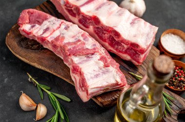 Baharatlı çiğ domuz pirzolası, yakın görüş, yemek hazırlama konsepti. 