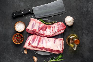 Baharatlı çiğ domuz pirzolası, yakın görüş, yemek hazırlama konsepti. 