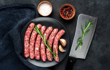 Siyah tabakta çiğ sosis hazırlama