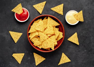 Atıştırmalık mezeler, ketçaplı kaseler ve mayonez.