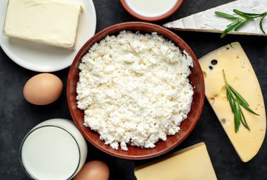 Yemek, süzme peynir, camembert, maasdam peyniri, yumurta ve süt. 