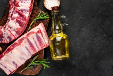 Baharatlı çiğ domuz pirzolası, yakın görüş, yemek hazırlama konsepti. 