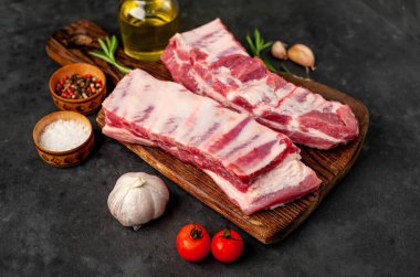 Baharatlı çiğ domuz pirzolası, yakın görüş, yemek hazırlama konsepti. 