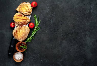 Çin satırı bıçağında domates ve baharatla pişirilmiş tavuk butları, yakın görüş. 