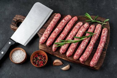 Tahtada çiğ sosis hazırlamak, gıda kavramı.