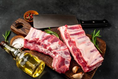 Baharatlı çiğ domuz pirzolası, yakın görüş, yemek hazırlama konsepti. 