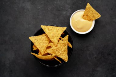 Aperatif cips, mayonezli kase.