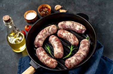 Kızartma tavasında çiğ sosis pişirmek.