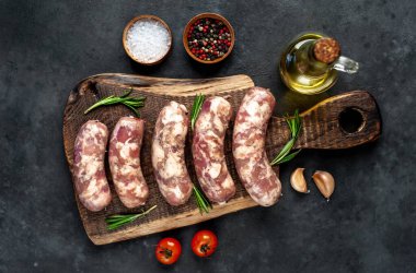 Masada çiğ sosis hazırlama