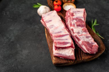 Baharatlı çiğ domuz pirzolası, yakın görüş, yemek hazırlama konsepti. 