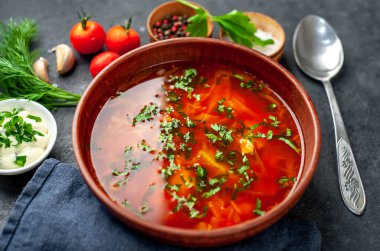 Lezzetli kırmızı borş çorbası. 