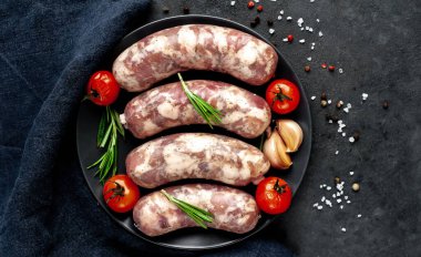 Masada çiğ sosis hazırlama