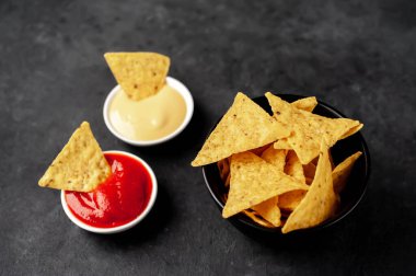 Atıştırmalık mezeler, ketçaplı kaseler ve mayonez.