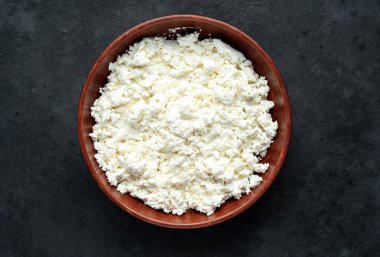 Tabakta taze beyaz süzme peynir, üst manzara.