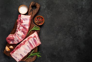 Baharatlı çiğ domuz pirzolası, yakın görüş, yemek hazırlama konsepti. 