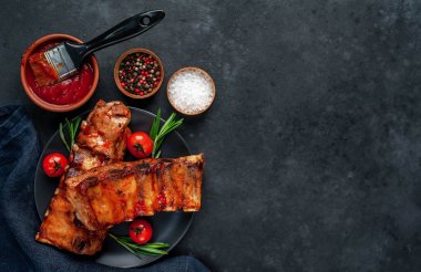 Domuz pirzolası ve domatesli siyah masa, yakın görüş. 