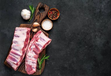 Baharatlı çiğ domuz pirzolası, yakın görüş, yemek hazırlama konsepti. 