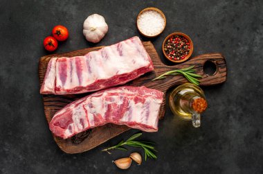 Baharatlı çiğ domuz pirzolası, yakın görüş, yemek hazırlama konsepti. 