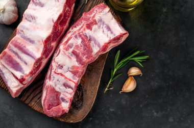 Baharatlı çiğ domuz pirzolası, yakın görüş, yemek hazırlama konsepti. 