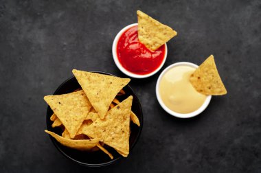 Atıştırmalık mezeler, ketçaplı kaseler ve mayonez.