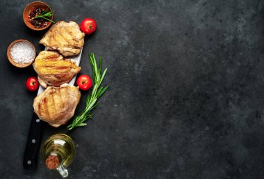 Çin satırı bıçağında domates ve baharatla pişirilmiş tavuk butları, yakın görüş. 