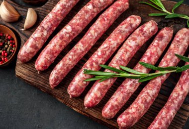 Tahtada çiğ sosis hazırlamak, gıda kavramı.