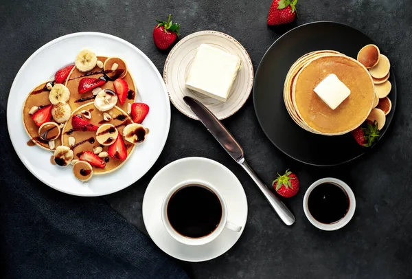 Stack Pannkakor Med Jordgubbar Tallrik Och Kaffe Sten Bakgrund — Stockfoto