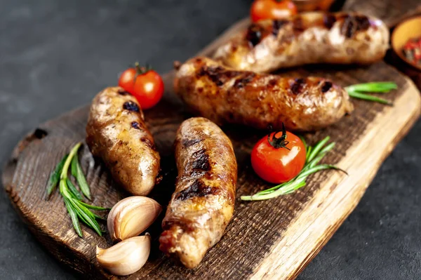 Salsicce Grigliate Con Ingredienti Tagliere Uno Sfondo Pietra — Foto Stock