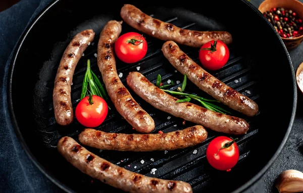 Gegrilde Worsten Pan Met Tomaten Rozemarijn Barbecueconcept — Stockfoto