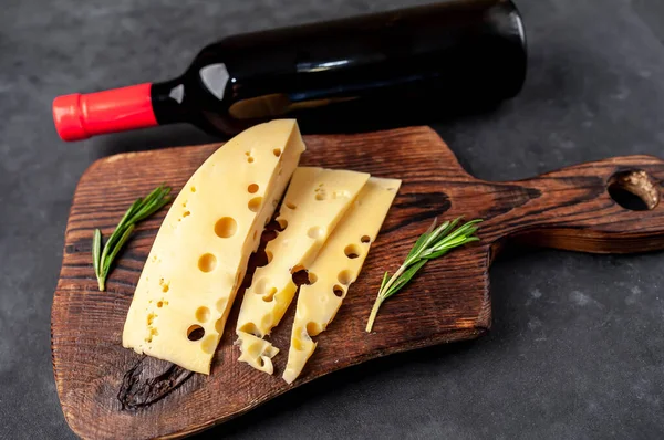 Maasdam Käse Rosmarin Und Rotweinflasche — Stockfoto