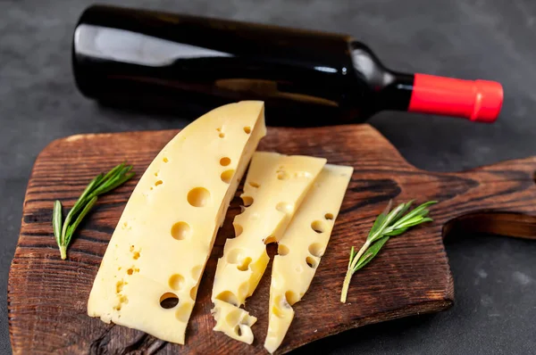 Maasdam Käse Rosmarin Und Rotweinflasche — Stockfoto