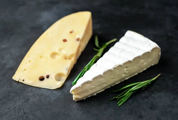 Camembert Und Maasdam Käse Auf Grauer Tischfläche — Stockfoto